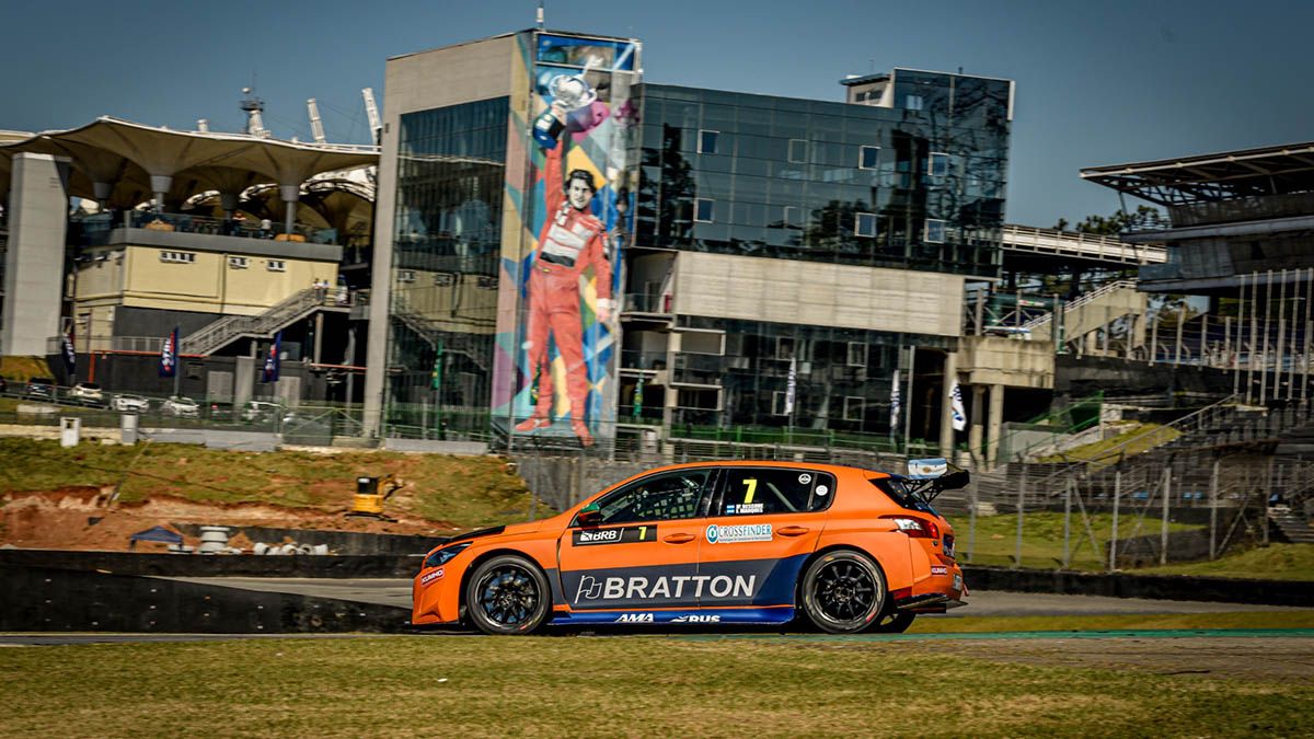 Facundo Marques circulando en Iterlagos con el Peugeot 308 GTi, pasa adelante de la gigantografia de Ayrton Senna