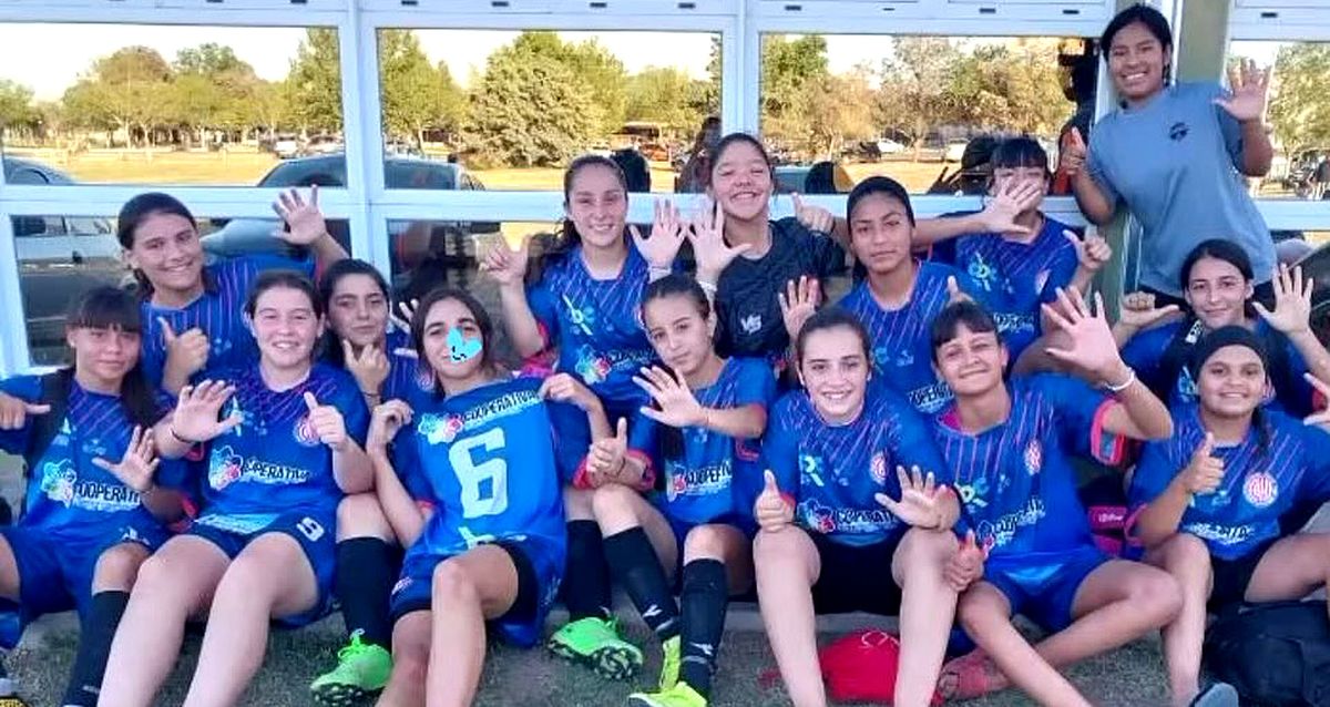 En El Campus, las chicas de Hipólito Yrigoyen de Tío Pujio festejaron la clasificación a la final de la categoría Sub-16, tras dejar en el camino a Alumni.&nbsp;
