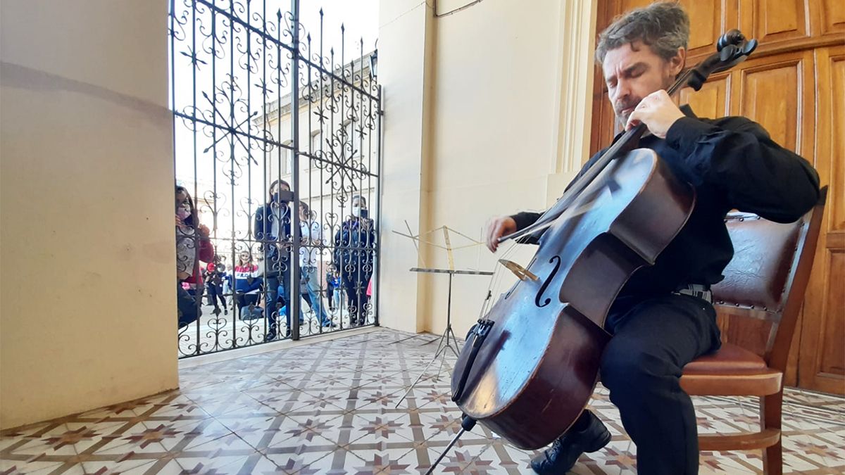En el marco del Vía Crucis que todos los años organiza el Municipio, hubo movidas artísticas, con un violoncelista y un cuarteto vocal, que fueron organizadas por la Municipalidad. (Foto: Estela Zogbe).
