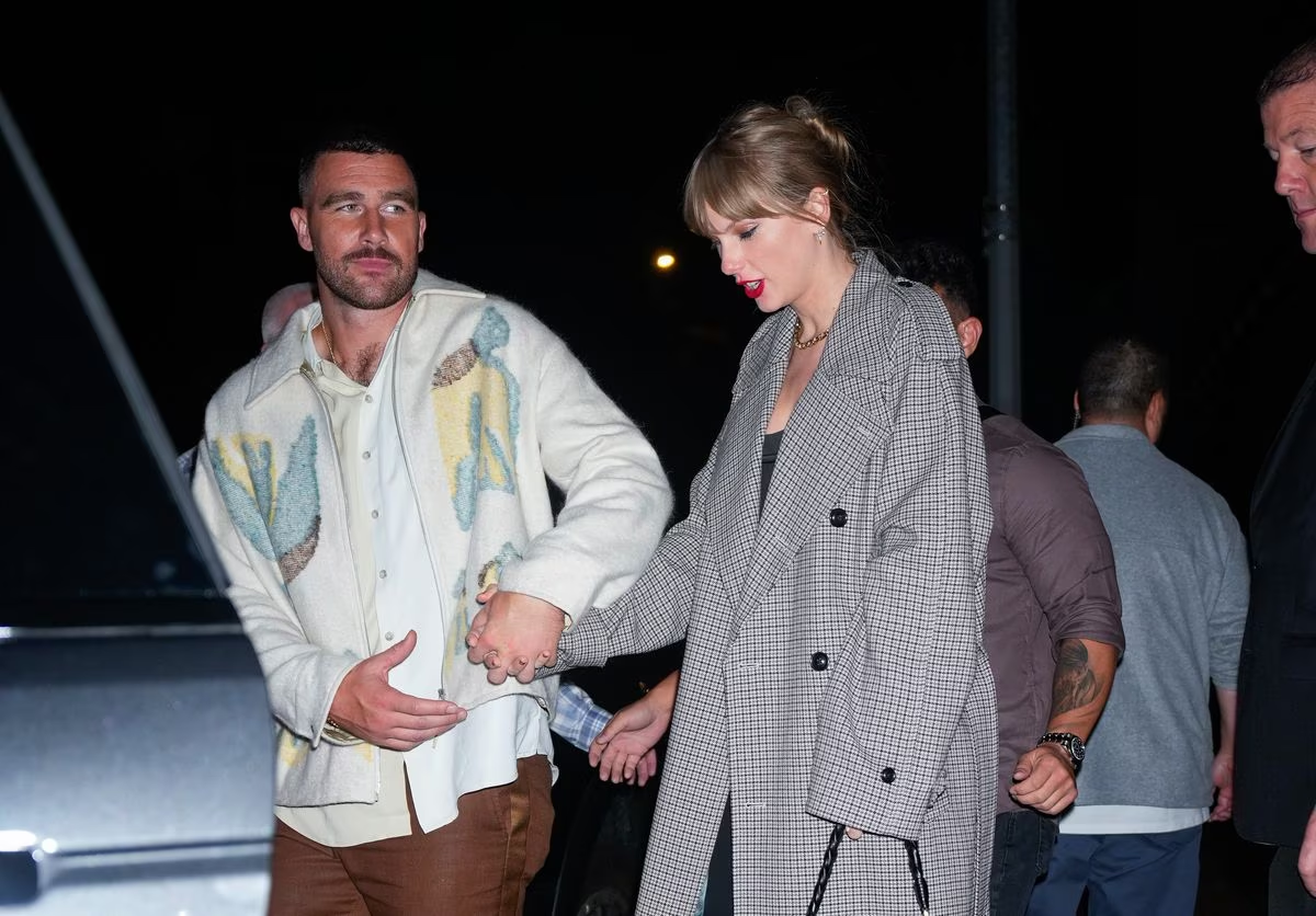 Taylor Swift Y Travis Kelce Confirman Su Romance Con Tremendos Besos En ...