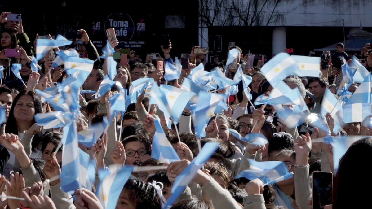 En emotivo acto, más de 2 mil alumnos prometieron lealtad a la Bandera