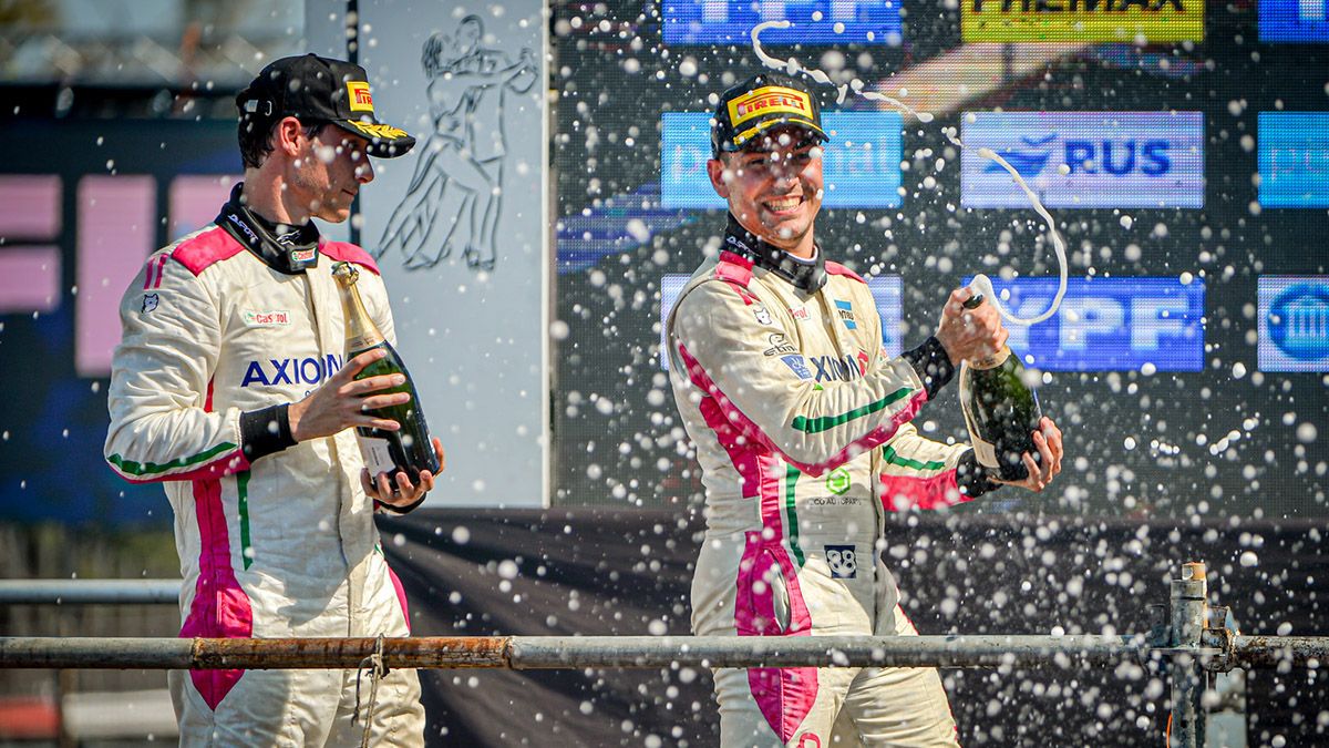 El festejo del segundo puesto en la última edición de los 200 km. junto a Damián Fineschi