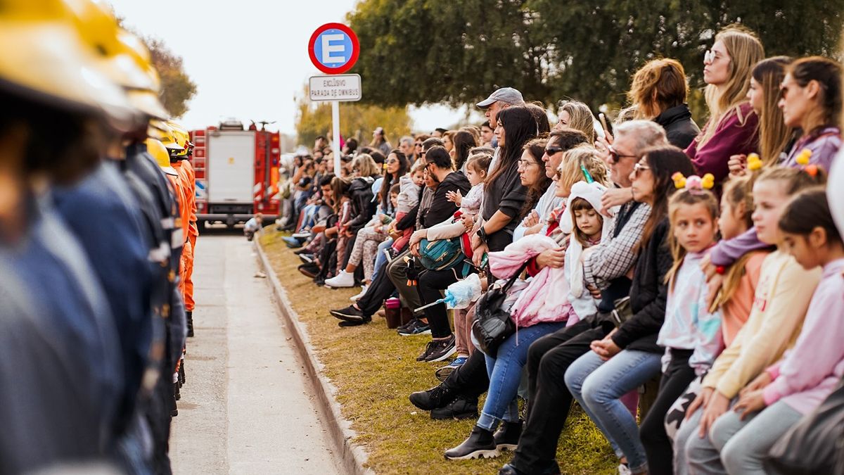 Se llevó a cabo una ceremonia en honor al cuerpo de bomberos local en el parque del Centro Cívico del Bicentenario. Foto: Sociedad de Bomberos Voluntarios de Río Cuarto