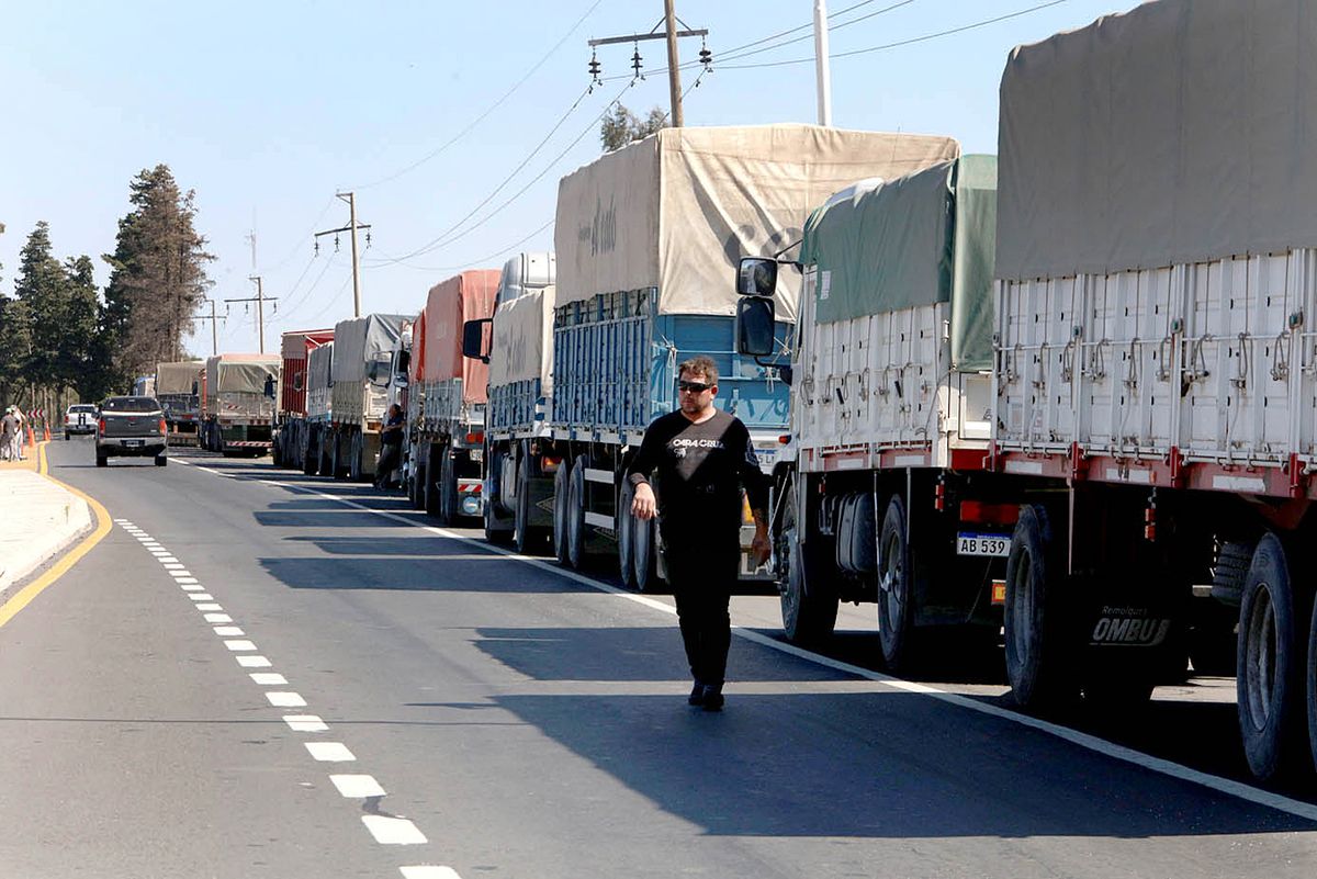 Hasta ayer a la tarde los transportistas detenían a los camiones que llevaban cereales y los obligaban a parar 40 minutos.