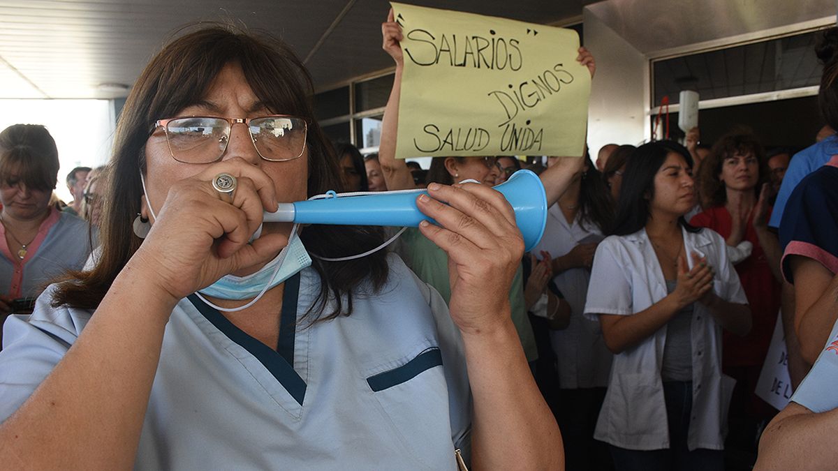 El personal de la salud del Hospital provincial lleva adelante un plan de lucha en reclamo de mejoras salariales y laborales. Foto: Estela Zogbe El personal de la salud del Hospital provincial lleva adelante un plan de lucha en reclamo de mejoras salariales y laborales. Foto: Estela Zogbe