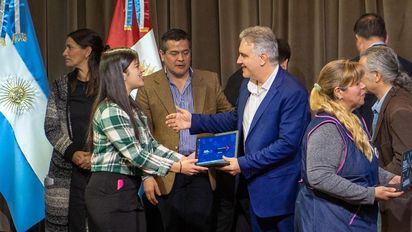 Llaryora entregó 320 netbooks