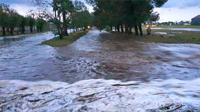 Fuerte granizada en Chaján y tras 120 milímetros en Bulnes desbordó un canal