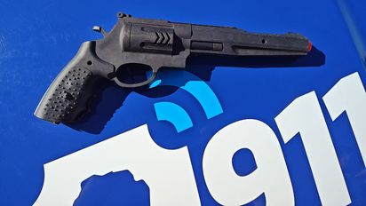 Conducía manipulando una aparente arma de fuego