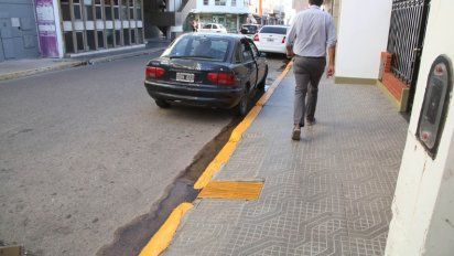 Cordones pintados de amarillo sin autorización, un mal no controlado
