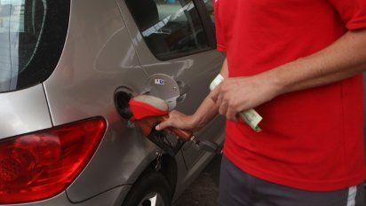 Llenar el tanque del auto cuesta 175 pesos más que en diciembre
