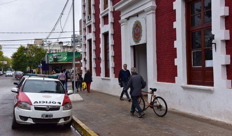 Villa María: dos aprehendidos por robar dinero y un teléfono