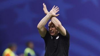 La FIFA sancionó al DT de Egipto por sus gestos contra Argentina en el Mundial