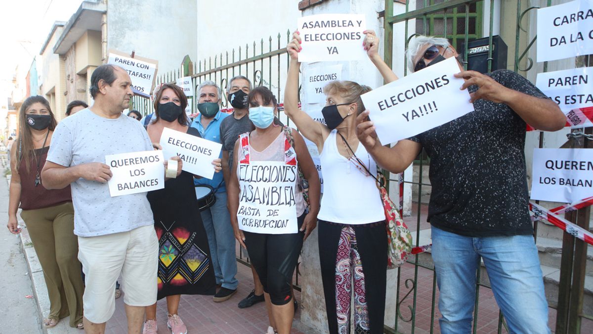 Algunos de los autoconvocados se manifestaron ayer frente al Sindicato de Trabajadores Municipales. Foto: Matías Tambone