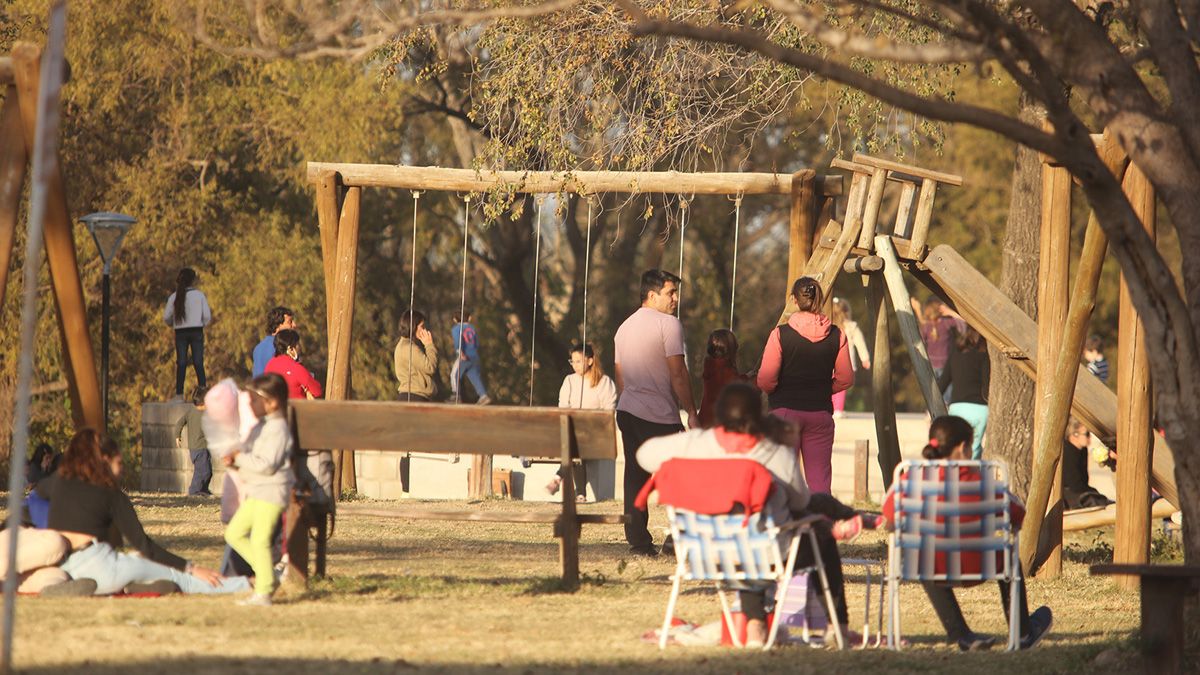 La familia disfrutó del aire libre en el Parque del Centro Cívico.