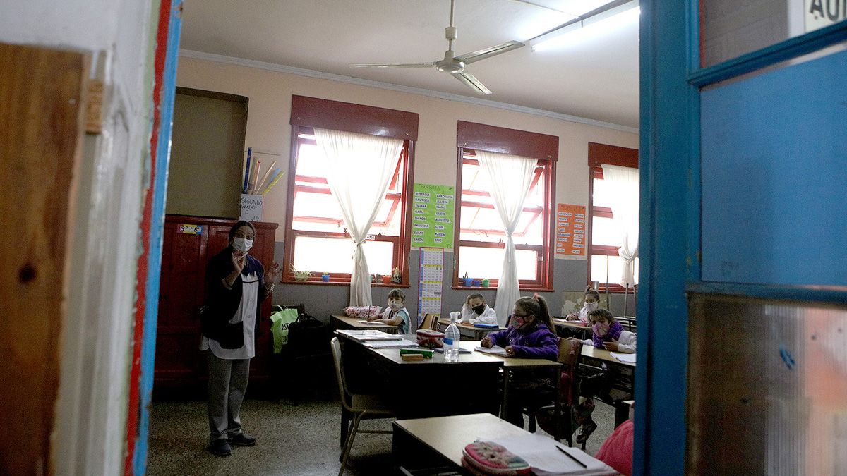 El Ministerio de Educación ratificó el uso de ventanas y puertas abiertas.