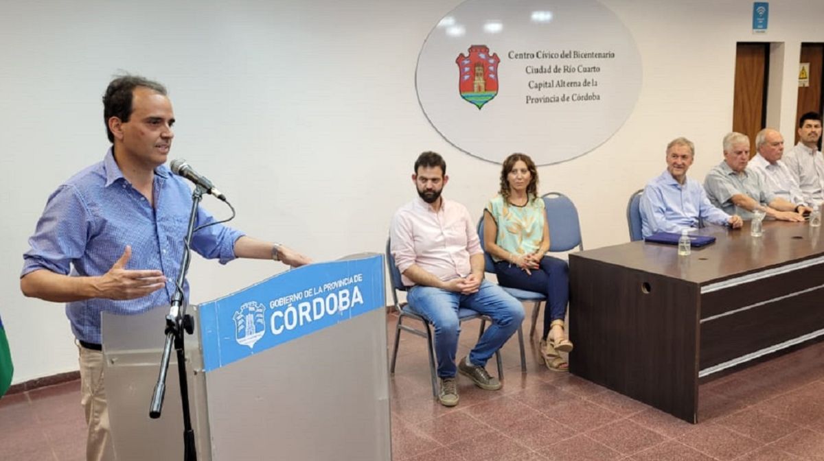 Schiaretti entregó créditos del Banco de la Gente a beneficiarios de la ciudad