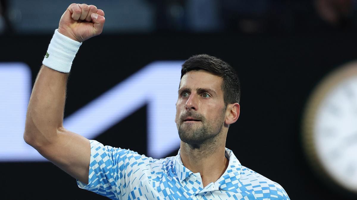 Novak Djokovic festeja su triunfo sobre Enzo Couacaud en el Abierto de Australia 2023