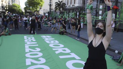 Pañuelazo verde frente al Congreso para pedir la legalización del aborto