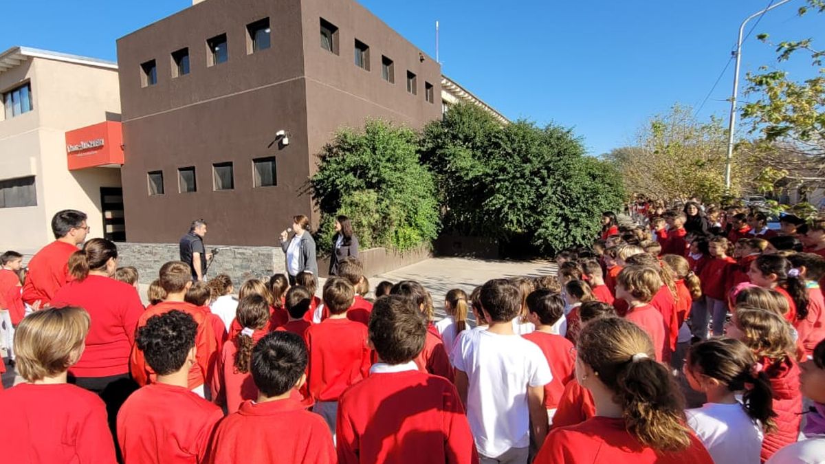 Realizaron un abrazo simbólico en el colegio Dante Alighieri por la muerte de Alberto Cobos. Foto: Matias Tambone.