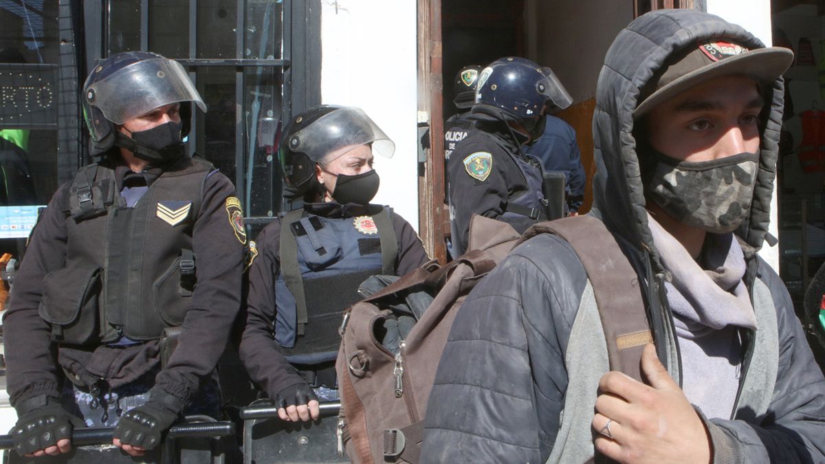 En el lugar se montó un fuerte operativo policial.