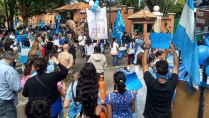 Manifestantes contra el aborto protestaron frente a la residencia presidencial de Olivos