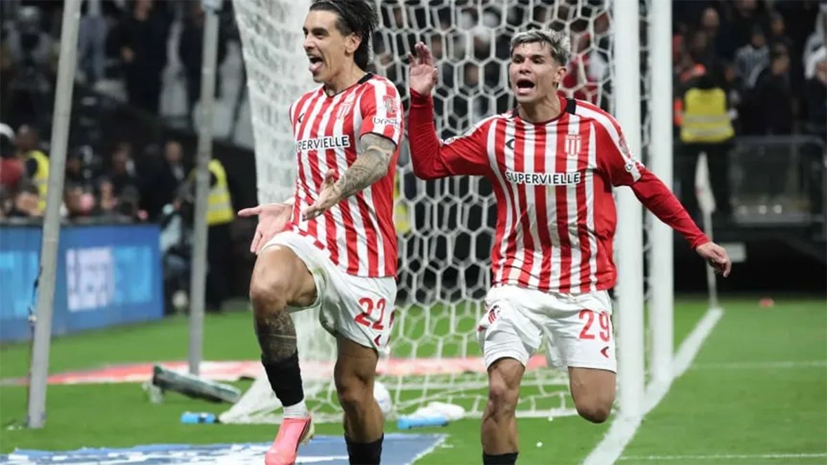 Alexis Castro festeja su gol con el que Estudiantes clasificó a semifinales de la Copa Libertadores