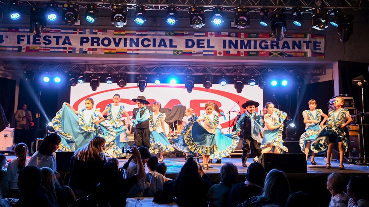 Más de 1.400 personas disfrutaron de los bailes y música en vivo en la Fiesta Provincial del Inmigrante en Carnerillo.