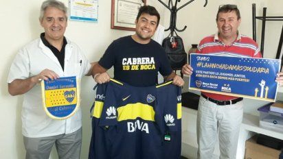 La peña boquense de Cabrera donó batas para niños internados del Hospital