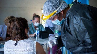 Más de 200 personas mayores de 70 se vacunaron en el primer día de operativo