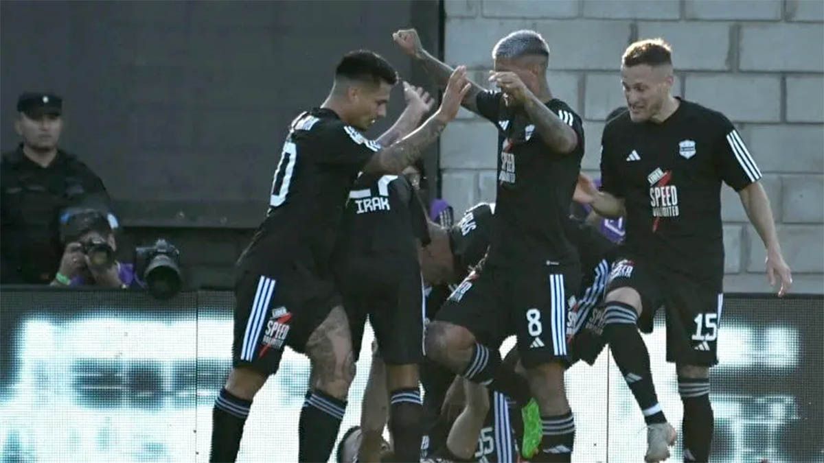 El festejo de Riestra al vencer por 3-0 a Godoy Cruz en el Bajo Flores
