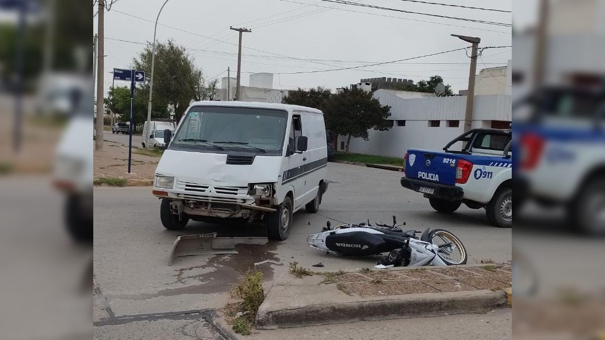 Un vehículo Renault Trafic colisionó con una motocicleta entre las calles Presidente Perón y Maipú.