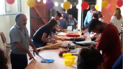 Crean herramientas caseras para ayudar a personas con discapacidad