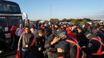 Belgrano - River: requisan autos y micros en los que arriban los hinchas Belgrano - River: requisan autos y micros en los que arriban los hinchas