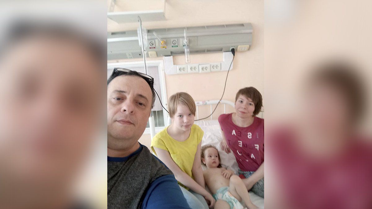 Adrián Salina pudo conocer a su pequeña hija que nació en Rusia. Su mujer e hijas llegaron de Rusia el pasado viernes.