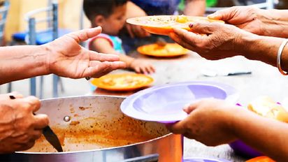 Los hogares vulnerables consumen la mitad de los alimentos de la canasta