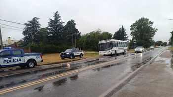 Un motociclista está grave tras chocar con un colectivo cerca de la Universidad