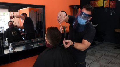 El COE central habilitó a quinielas y peluquerías