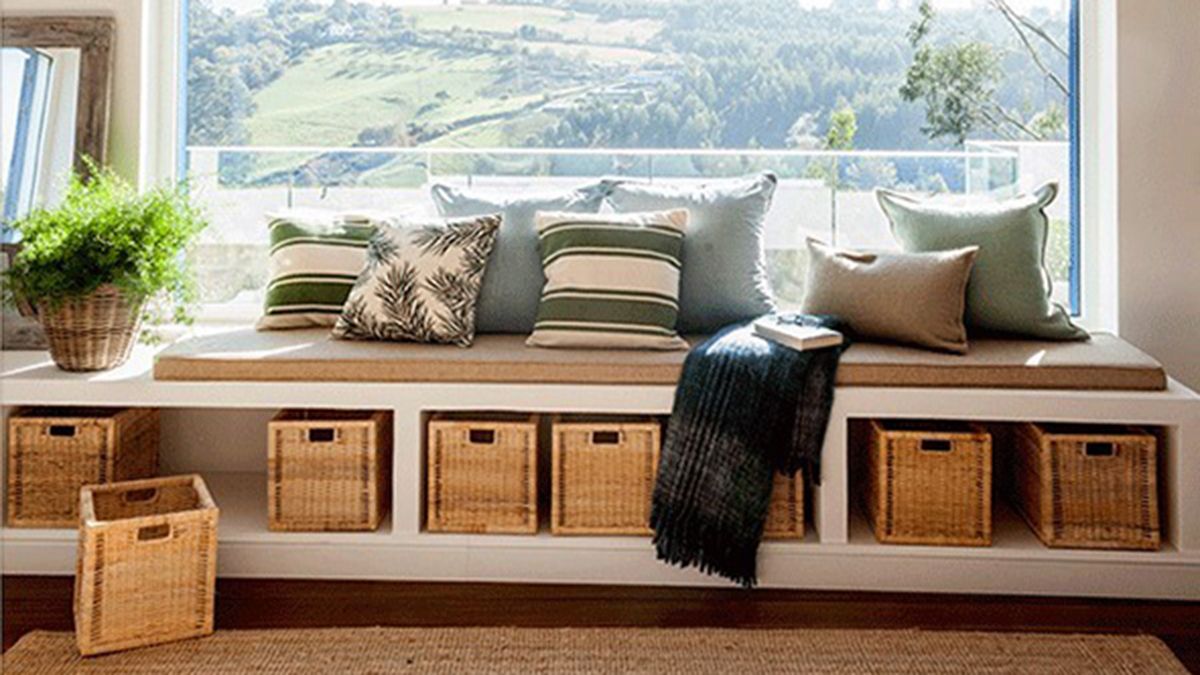Una buena opción es la de montar tus muebles de obra aprovechando el espacio debajo de la ventana - Imagen Pinterest