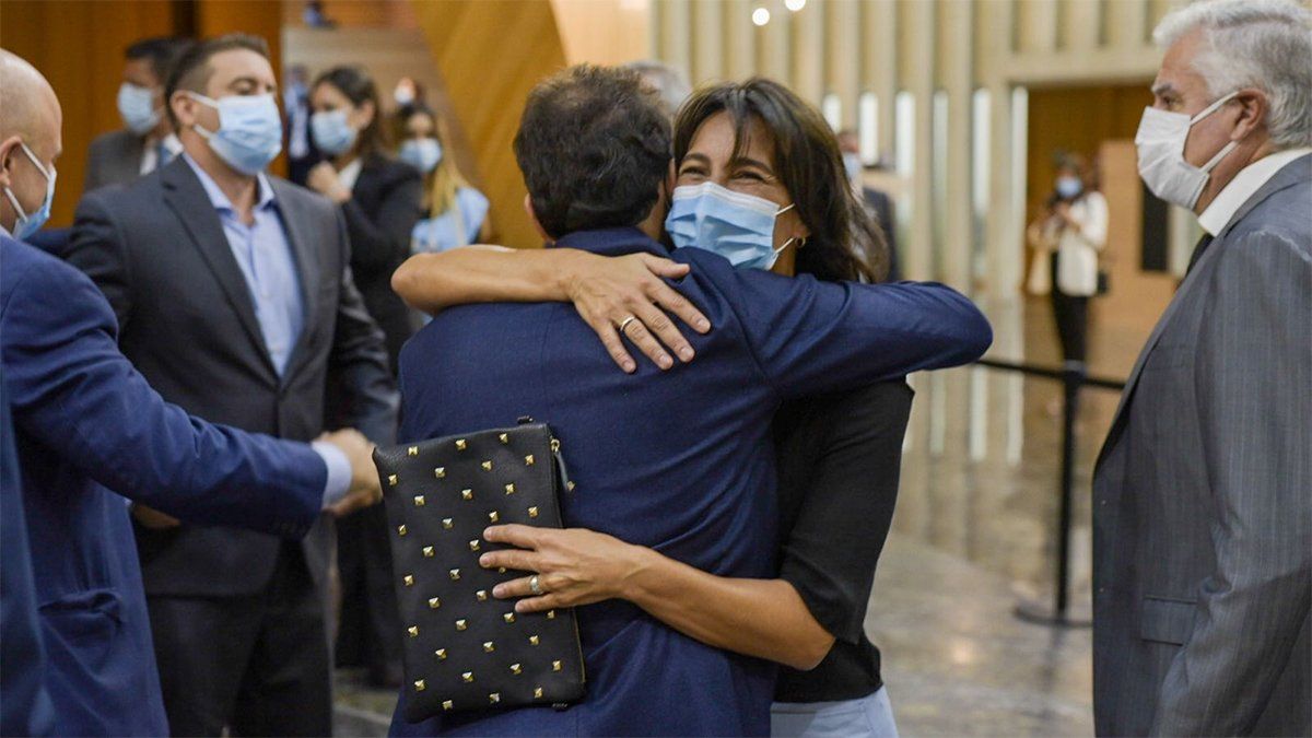 El intendente Juan Manuel Llamosas y un afectuoso saludo con Natalia de la Sota.