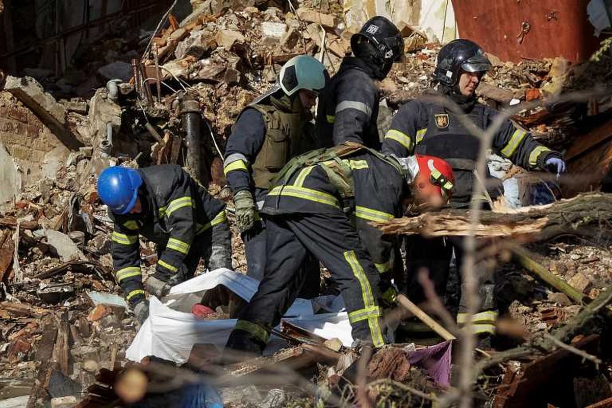 Rescatistas trabajan en un edificio severamente dañado por un dron en Kiev.
