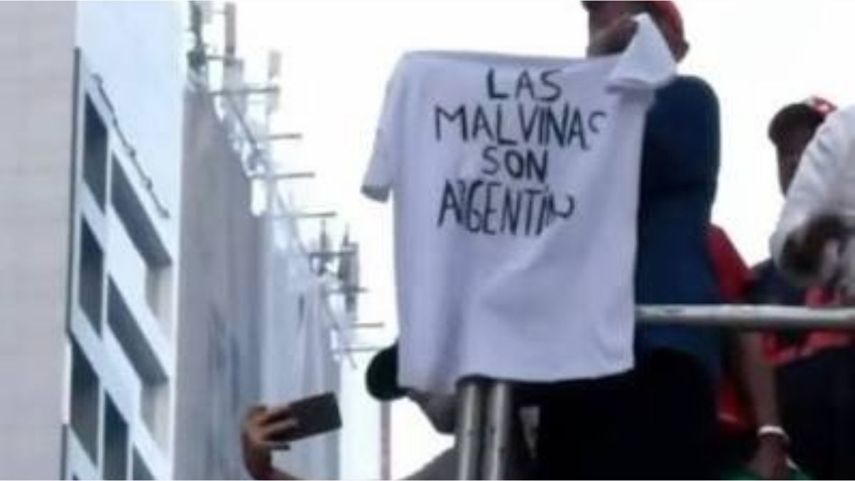 La historia detrás de la remera de Malvinas que un grupo de periodistas ...