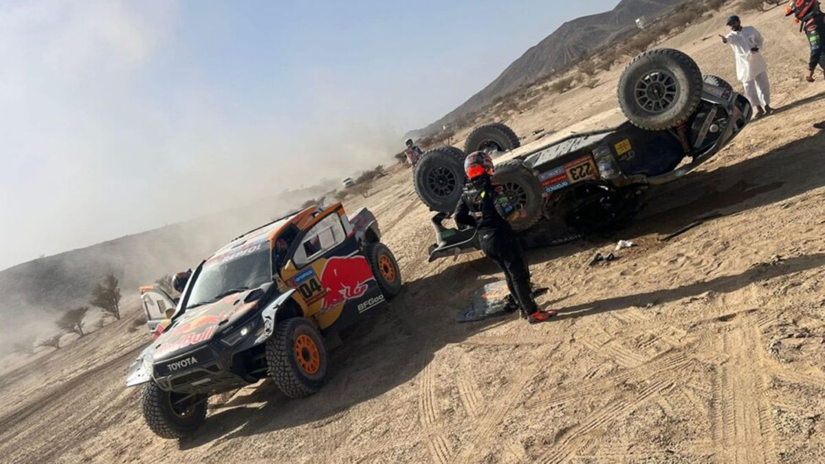 Seth Quintero-Dennis Zenz detenidos socorriendo a Laia Sans-Muricio Gerini. La organización devolvió el tiempo que estuvo detenido el binomio norteamericano y ganaron la primera etapa