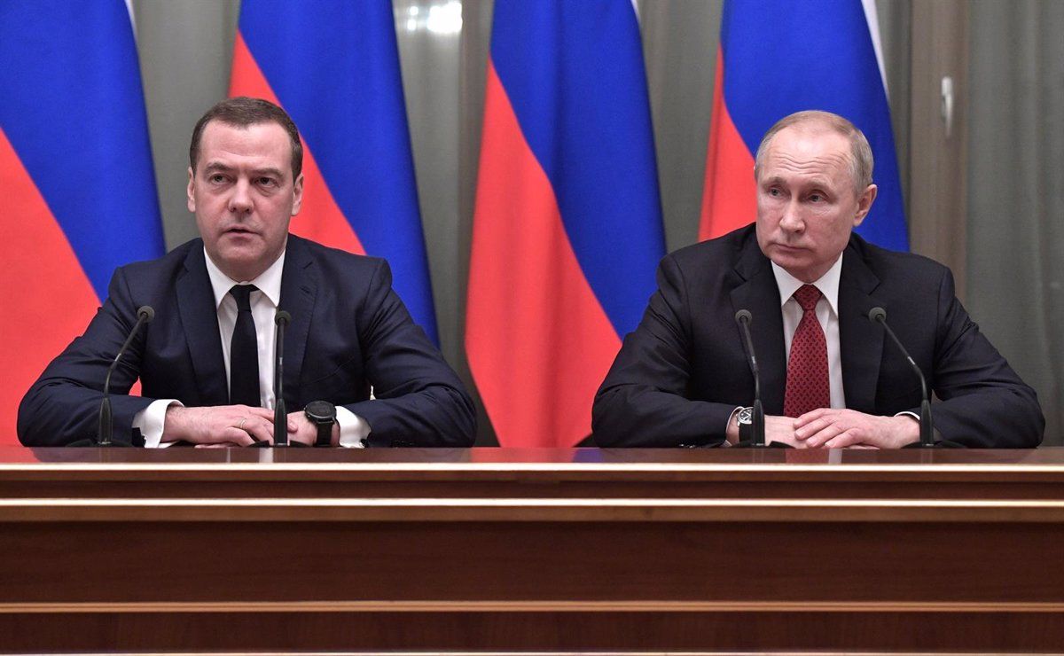 Dmitri Medvedev junto a Vladimir Putin.