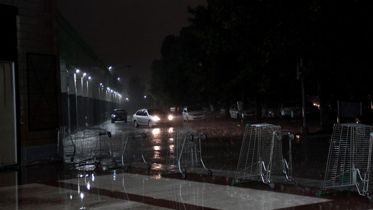 La tormenta se presentó con viento y lluvias intensas.