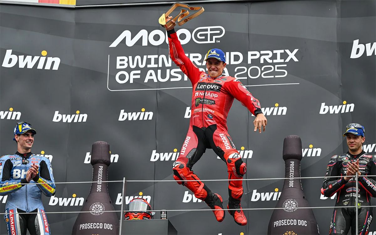 Marc Márquez festeja en el podio del Gran Premio de Austria, uno de los triunfos que todavía no tenía el piloto español