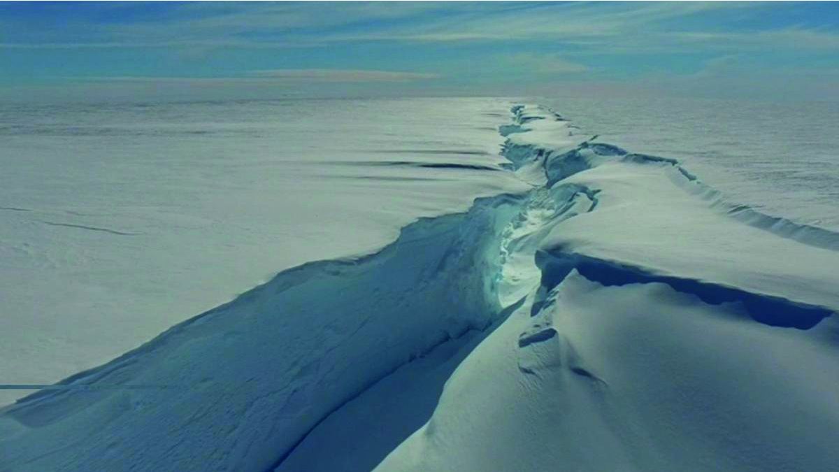 Antártida:Un iceberg de1.550 kilómetros cuadrados, superficie equivalente a siete veces la Ciudad deBuenos Aires, se desprendió el domingo, según informó un grupo de científicosbritánicos. El bloque se desprendió de la banquisa entre las 19 ylas 20 del domingo, después de que una fuerte marea ensanchara una grieta queya existía en la plataforma de hielo, precisaron.