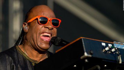 Tras recibir un trasplante de riñón, Stevie Wonder vuelve al ruedo con dos nuevas canciones