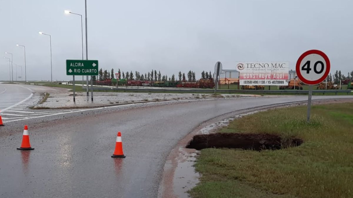 Se formó una cárcava en el acceso a Alcira Gigena debido a la intensa lluvia. 