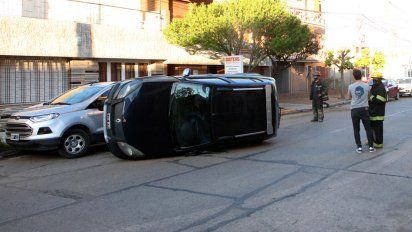 Choque y vuelco en el macrocentro de la ciudad