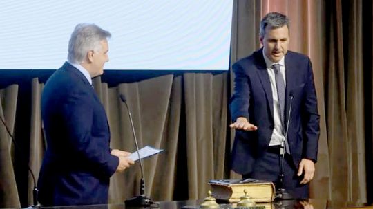 Llaryora toma juramento a Sibilla. Llaryora toma juramento a Sibilla.